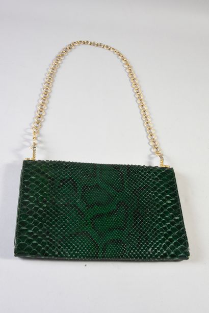 null 
Sac pochette en python teinté vert émeraude, chaîne en métal doré, années 1980....