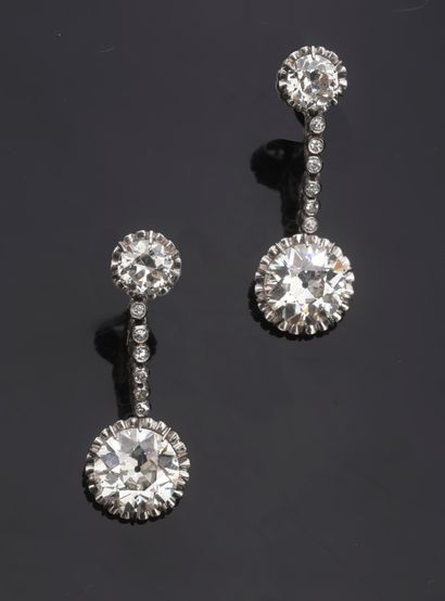 null Pair of earrings in platinum 800e, each adorned with a half-cut diamond (approx....