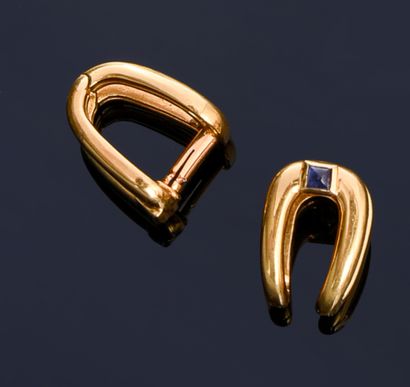 BOUCHERON Paris Pair of cufflinks in 18K gold, stylizing stirrups punctuated by a...