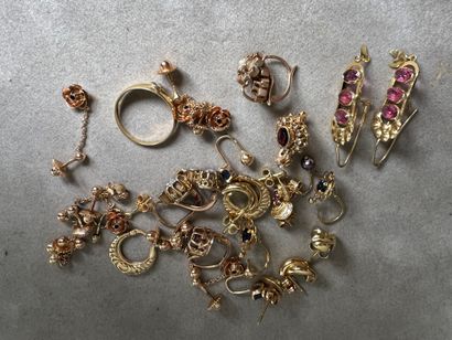 null Lot of earrings, sleepers and earrings, some mismatched, decorated with small...