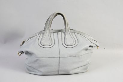 GIVENCHY Sac à main en cuir bleu gris à deux anses, coutures apparentes. Quelques...