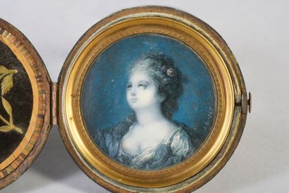 ÉCOLE FRANÇAISE du milieu du XVIIIe siècle Portrait de trois-quarts d'une jeune femme,...