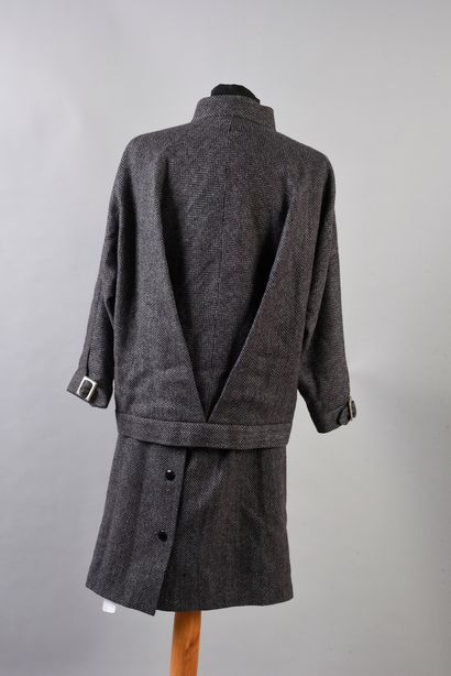 Pierre Cardin Création 
Ensemble trois pièces, jupe taille 38, veste et manteau long...