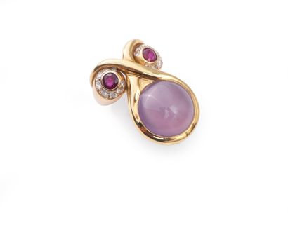 null Gold ring 750 (18K), decorated with a cabochon of purple chalcedony in a setting...