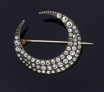 Brooch crescent moon in silver, set with...