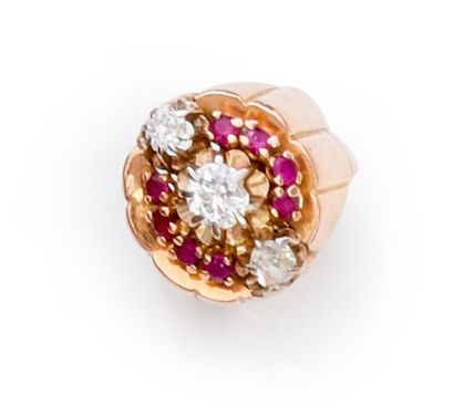 null Gold ring 750e, the body godronné, the plate decorated with three diamonds of...