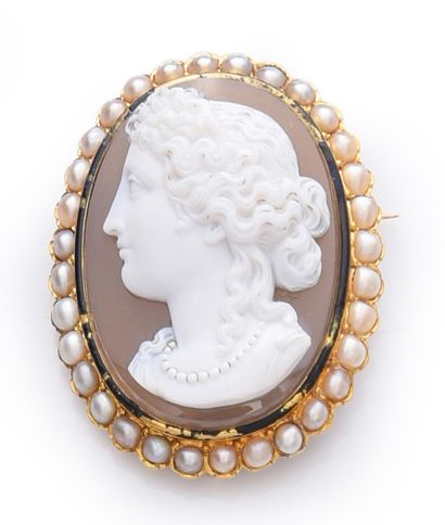 Gold brooch 750 (18K), decorated with a cameo...