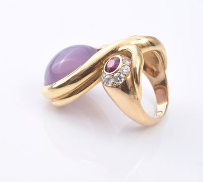null Gold ring 750 (18K), decorated with a cabochon of purple chalcedony in a setting...