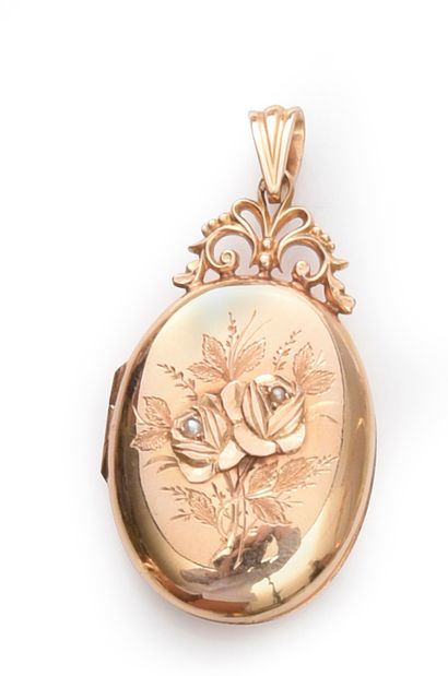 null Médaillon reliquaire en or 750e de forme ovale orné d'un motif de roses ciselé,...