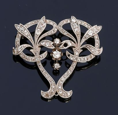 null An Art Nouveau floral brooch pendant in platinum 850e, set with old-cut diamonds...