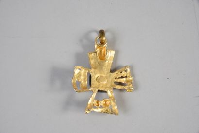 Christian LACROIX Croix pendentif en métal doré et pastilles de nacre teintée, signée...