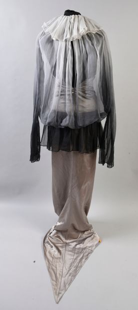 CARVEN haute couture Automne Hiver 2003 numéro 32 robe du soir en satin argenté formant...