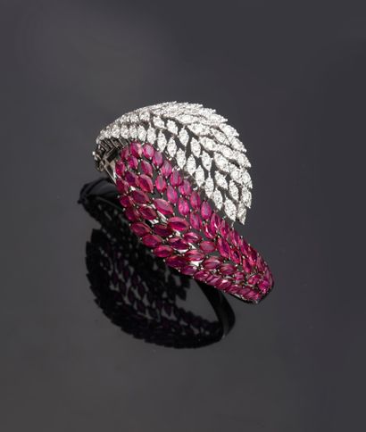 null Bracelet in white gold 750th, with crossed feathers, one set with diamonds,...