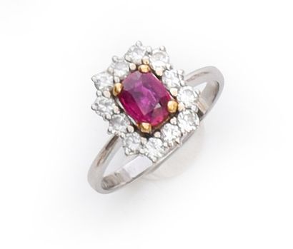 null Bague en or gris 750e ornée d'un rubis ovale dans un entourage de diamants.
TDD :...