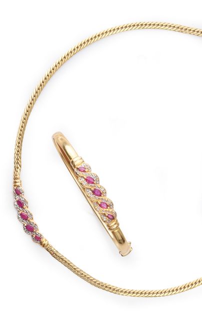 null Matching necklace and bracelet in gold 750e, decorated with a pattern of ruby...