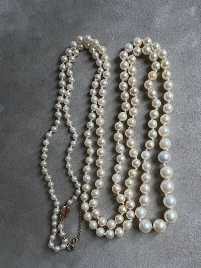 Long necklace made of cultured pearls (7...