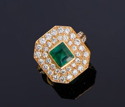 null Gold ring 750 (18K), with an octagonal tray centered on a rectangular emerald...