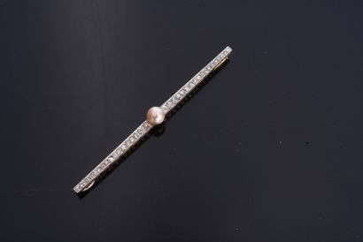 null Gold 750 (18K) and platinum 850 brooch, decorated with a line of slightly falling...