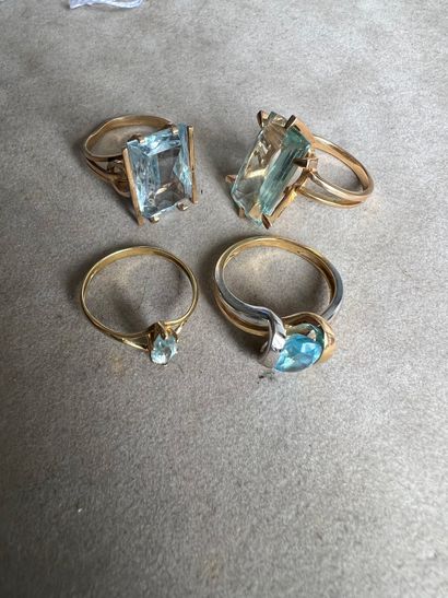 null Lot of rings in gold 750e, decorated with blue stones: aquamarines, topaz, synthetic...
