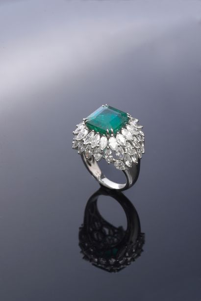 null Ring in 750th white gold, set with a square cut Zambian emerald (6.58 ct), within...