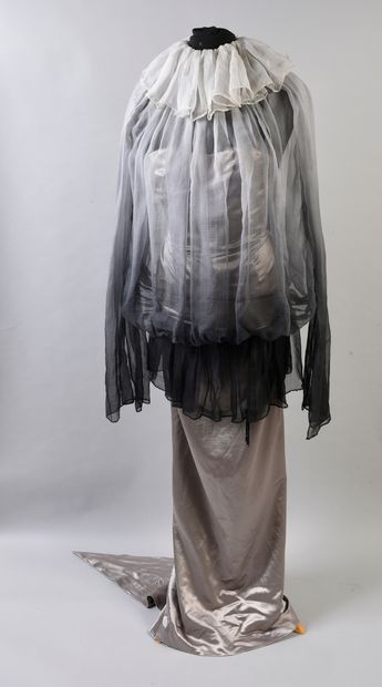 CARVEN haute couture Automne Hiver 2003 numéro 32 robe du soir en satin argenté formant...