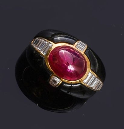 null Gold ring 750 (18K), applied with onyx centered on a cabochon of ruby in closed...