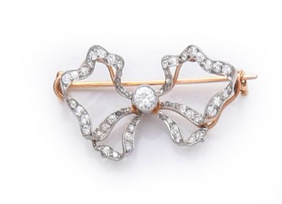 null Delicate bow brooch in gold 750e and platinum 800e, set with old cut diamonds...