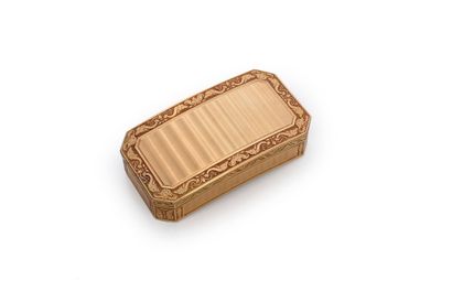 null Snuffbox in gold 750e, of slightly curved form, with decoration of lines guilloche...