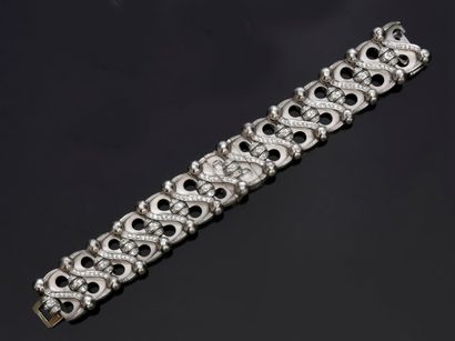 OMEGA Bracelet montre de dame en platine 850e, à motif de S d'agrafes sertis de diamants...