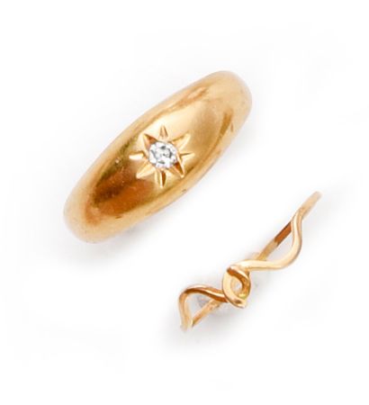 null Set of three rings in gold 750e, a ring set with a small brilliant, a snake...