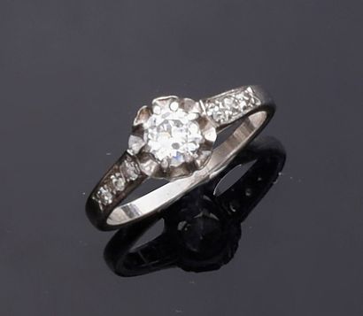 Solitaire in platinum 800e, set with an old-cut...