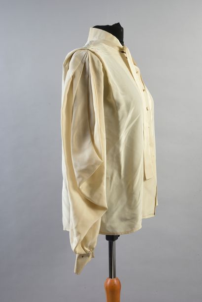 Nina RICCI boutique 
Blouse with lavaliere collar in ivory silk crepe with wide long...