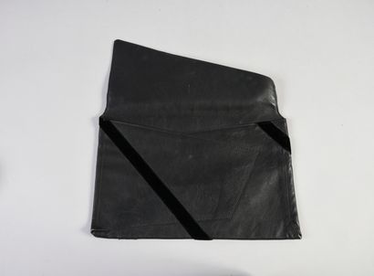 LANVIN Paris Pochette du soir à rabat asymétrique en cuir noir orné de bandes de...