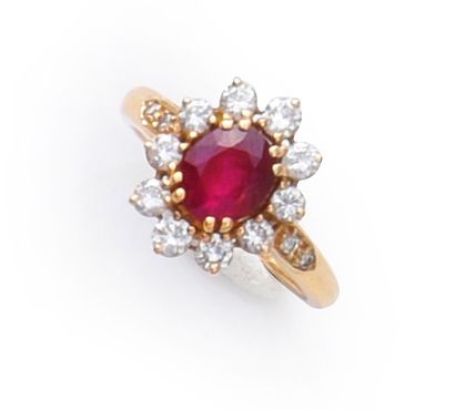null Daisy ring in gold 750e, set with an oval ruby (shock) in a setting of 10 diamonds.
TDD...