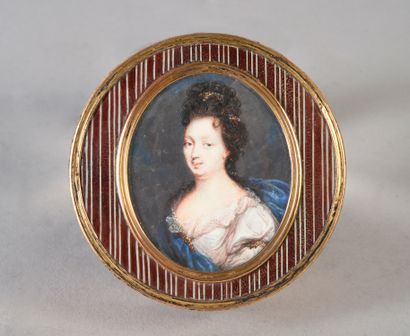 null Round box in varnish martin decorated with alternating red and white bands,...