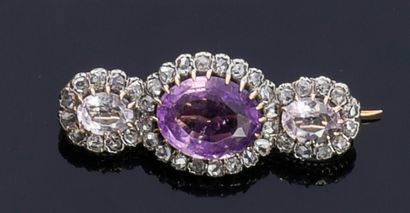null Silver brooch 800 and gold 750 (18K), decorated with 3 facetted oval amethysts...
