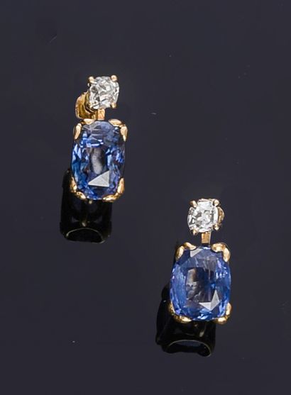 null Pair of ear clips in gold 750e, faceted sapphire of Ceylon, topped by a brilliant....