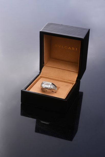 BULGARI Trombino ring in white gold 750e, it is set with an emerald cut diamond of...