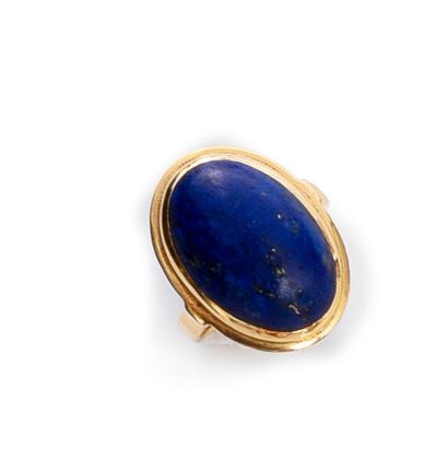 Ring in gold 750e set with a lapis cabochon.
TDD...