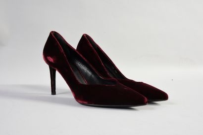 SAINT LAURENT Paire d'escarpins en velours bordeaux, taille 38, Made in Italie, Très...