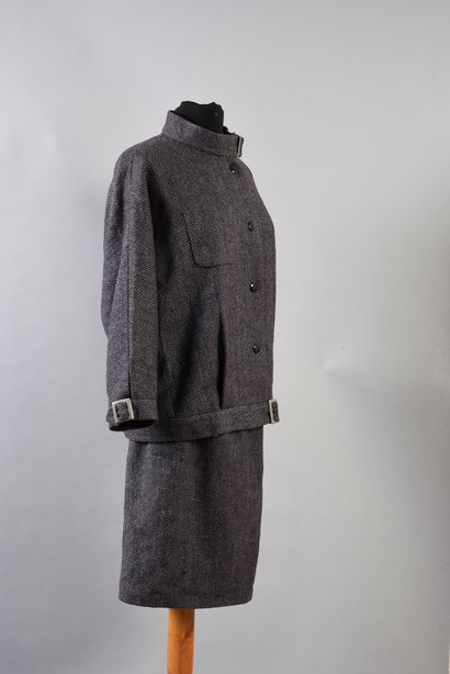 Pierre Cardin Création 
Ensemble trois pièces, jupe taille 38, veste et manteau long...