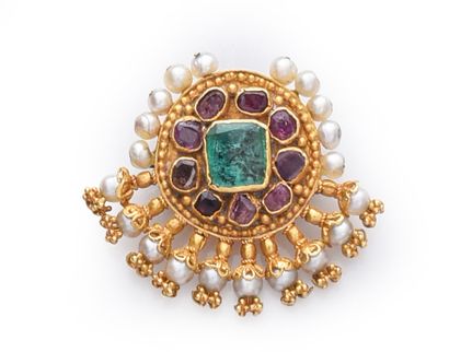 Round brooch in gold 750e, decorated with...