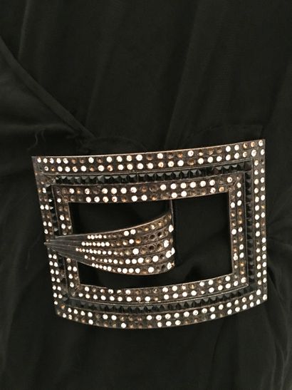 null ROBE vers 1930, mousseline de soie noire, décor géométrique brodé en perles...
