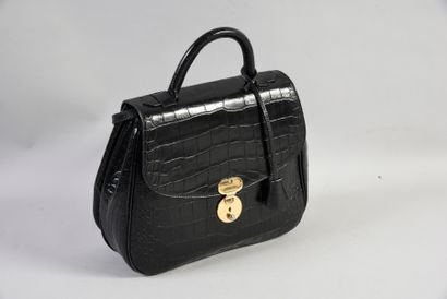 Giorgio ARMANI Sac en cuir imprimé façon crocodile. Ouverture à deux compartiments,...