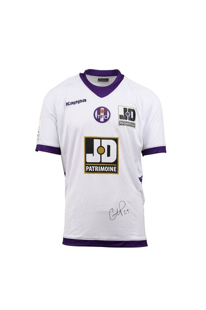 null Etienne Capoue. Milieu de terrain. Maillot n°29 du Toulouse FC pour la saison...