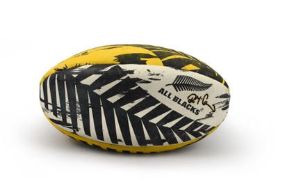 null Rugby ball with the colors of the New Zealand team "All Blacks" with the autograph...