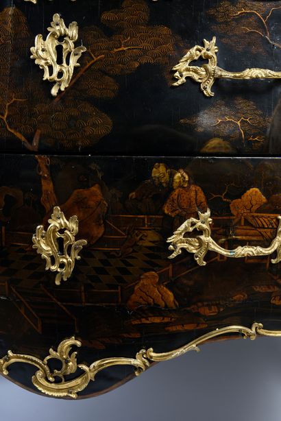 null Chest of drawers of between two in European varnish with black and gold decoration.
Cambered...