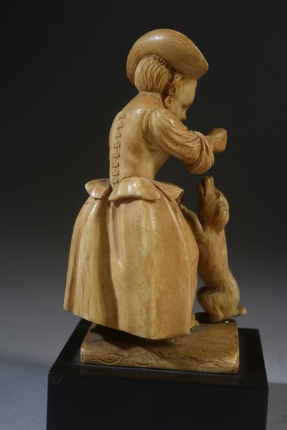 null Jeune fille jouant avec un chien en ivoire sculpté en ronde-bosse.
XVIIIe siècle...