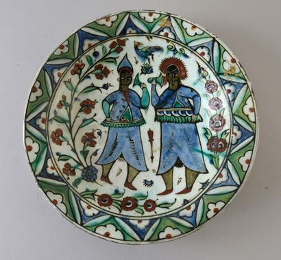 null Rare plat ottoman en céramique d'Iznik à décor de deux danseurs dans des encadrements...