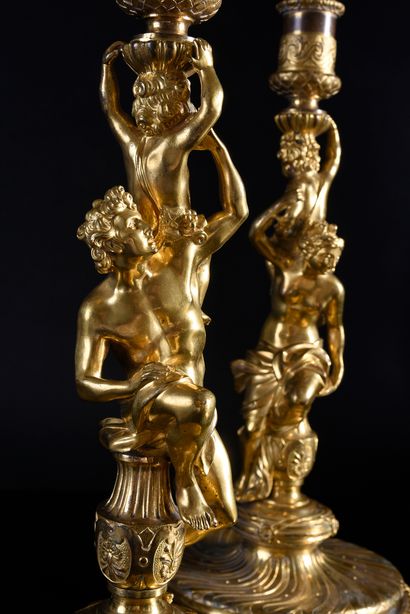 null Paire de flambeaux en bronze ciselé et doré, d'après un modèle de Corneille...